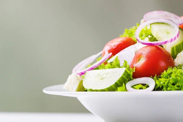 Salate aus Gemüse oder Obst wirken sich positiv auf die Potenz von Männern aus